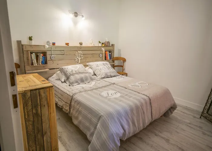 Дом отдыха Garden With Ensuite Saint-Martin-le-Redon