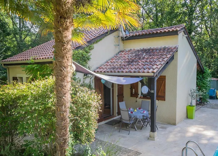 Дом отдыха Garden With Ensuite Saint-Martin-le-Redon