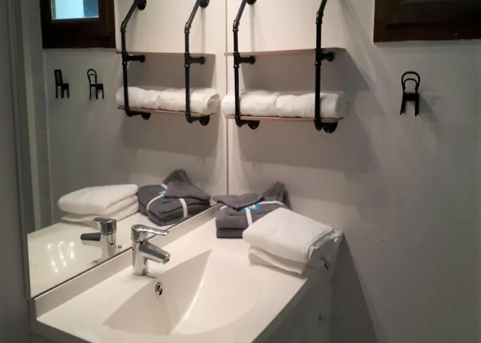 Дом отдыха Garden With Ensuite Saint-Martin-le-Redon